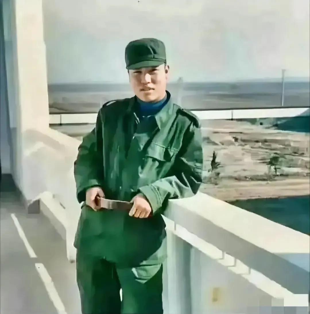 2000年，一个年轻人，留下了这张珍贵的留影，他的脸庞尚带着稚嫩，却已经展现出一