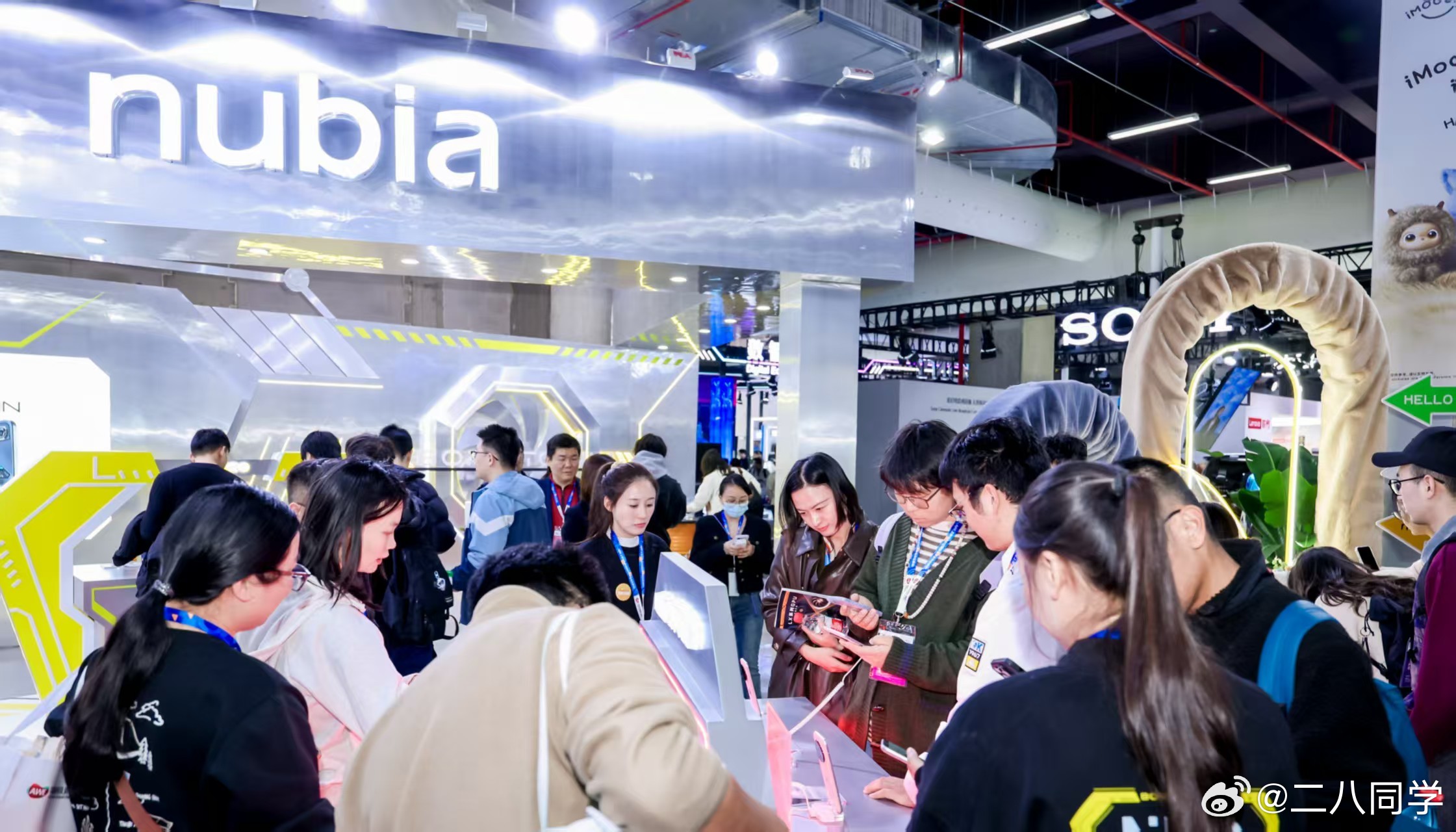 多数厂商还在扎堆内卷AI修图、AI总结这类单点功能，困在“给传统手机打智能补丁”