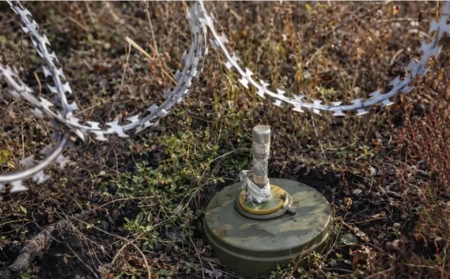 乌军为了阻止俄军推进，对地雷的依赖日益加大，而且很注重诡雷的设置。最新的战场视频