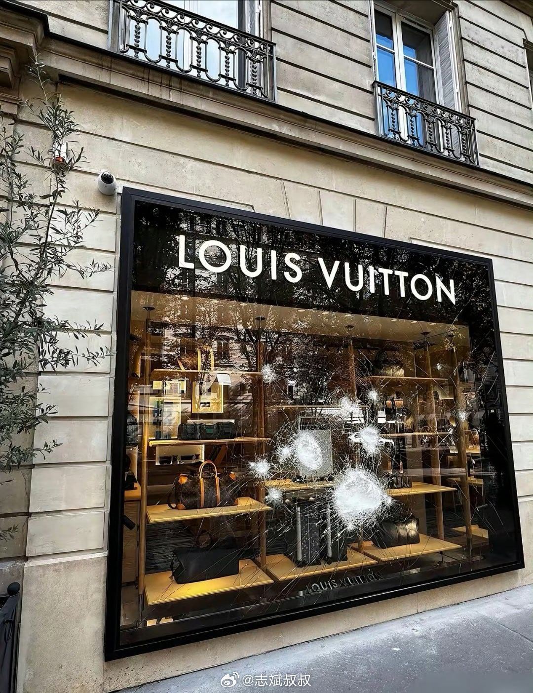 LV门店因超厚玻璃躲过一劫因为用超厚玻璃，LV门店躲过了零元购。估计这玻璃不便宜