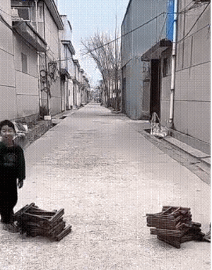 拿马扎比赛，先拿近的还是先拿远的，猜一猜那个哪个小孩会赢，为什么?