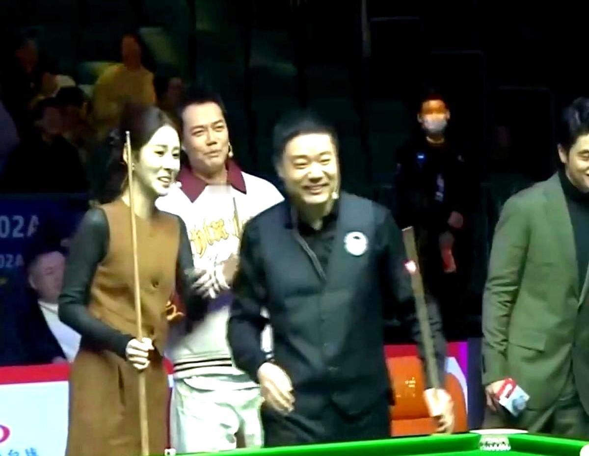 张碧晨这一杆子下去，丁俊晖直接捂脸笑趴在球桌上！

这画面简直了简直。在成都“丁