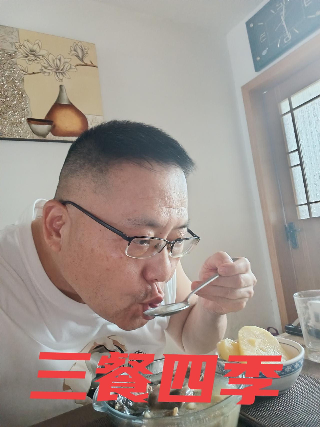 人呐，上了年纪千万不能熬夜，昨天跟老万打了一场麻将，11点半到家洗了个澡，躺在沙