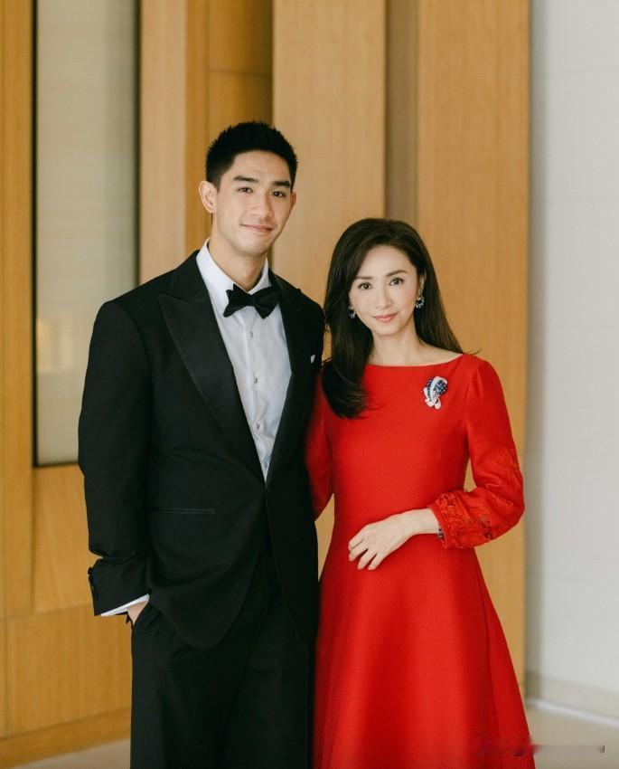 吴婉芳晒小儿子婚照！8层别墅宾利婚车出镜，婆媳气质神似。

5月25日，前港姐吴