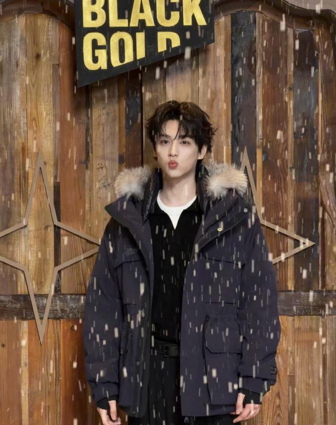 田栩宁这一套完全冬日雪国精灵王子来的，一句“下雪了就是我在想你”，甜爆了