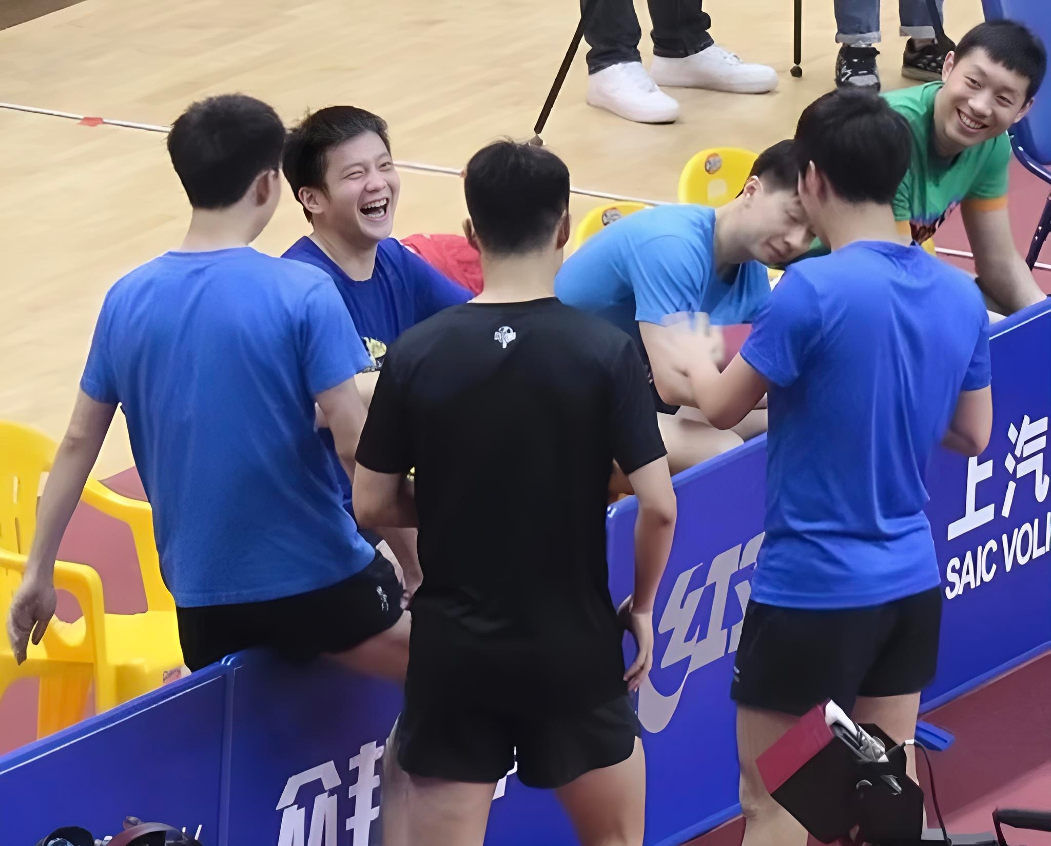 这个大笑太有穿透力了，让我不由跟着他一起笑。 