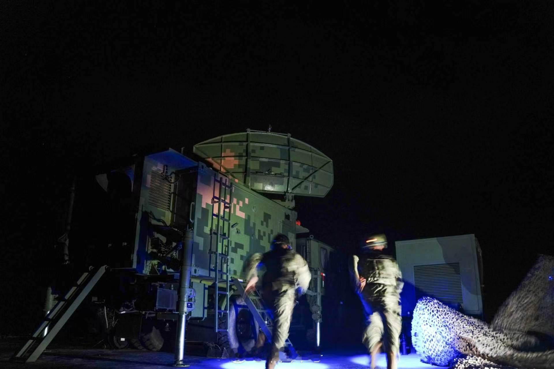【暗夜出击！空军夜间对抗演练战力拉满】近日，空军某部一场对抗演练在夜幕下悄然展开