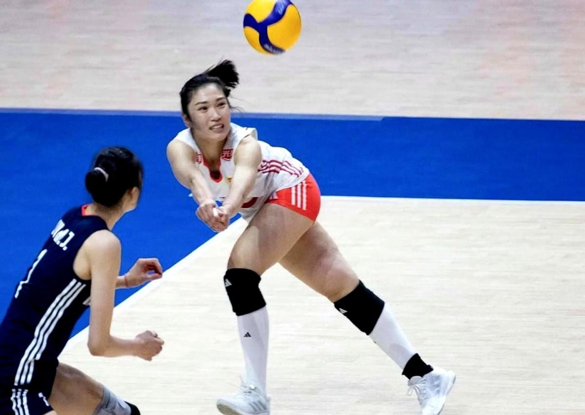 6月17日，中国女排对阵德国女排。
当时比分咬得特别紧，德国队后排都挤在一边，王