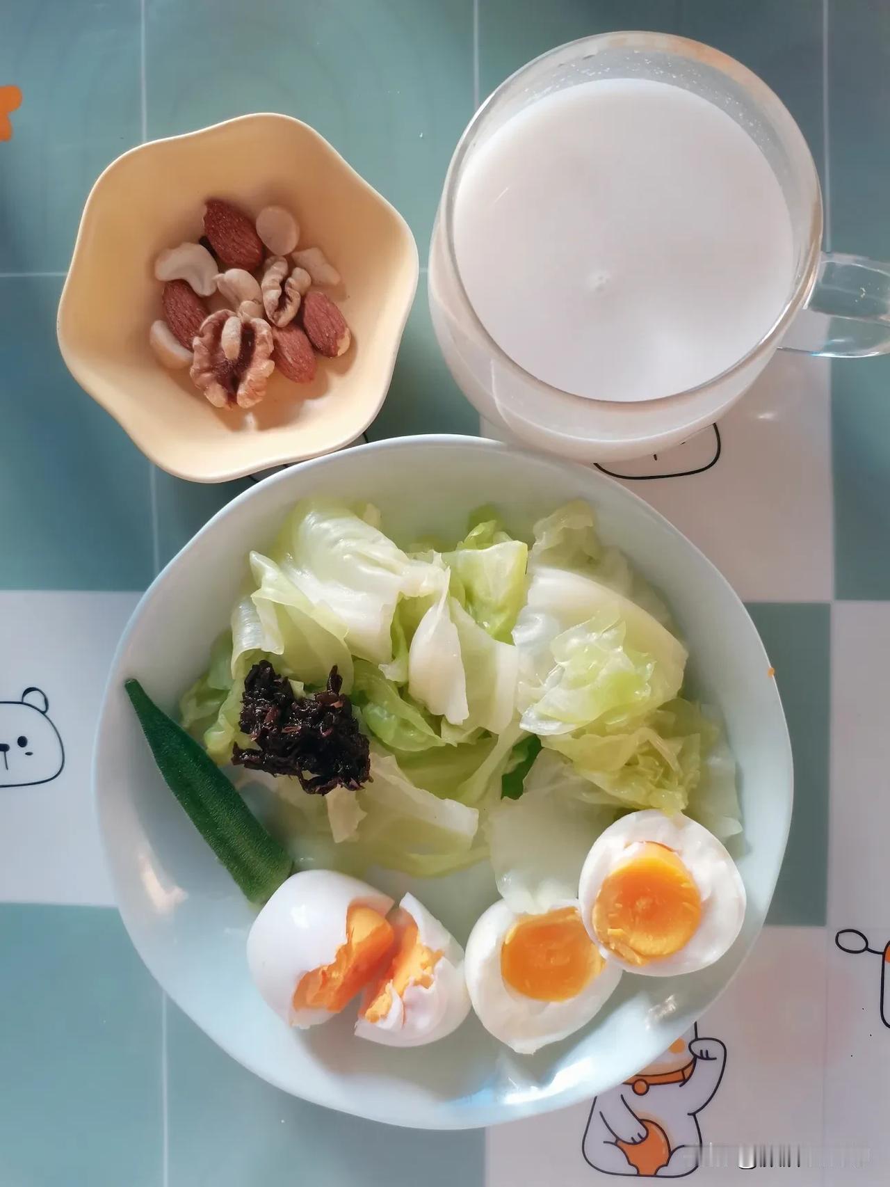 坚持上班节前最后一天
秋意凉凉之中年女性减脂早餐日记
蛋白质：鸡蛋
蔬菜坚果：卷