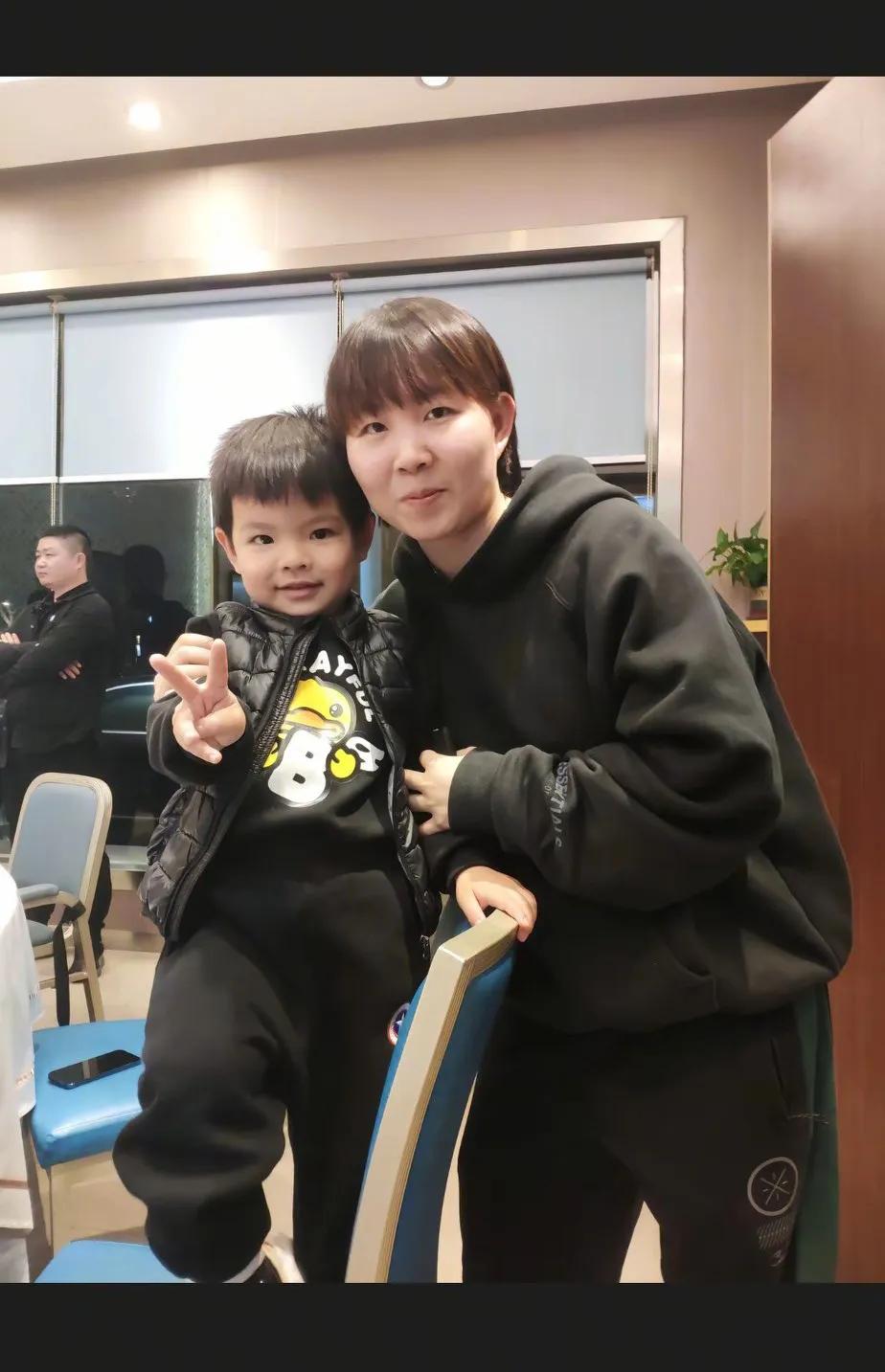 这是谁家小孩？你们俩长得有点像。
＜小朱没结婚吧？＞