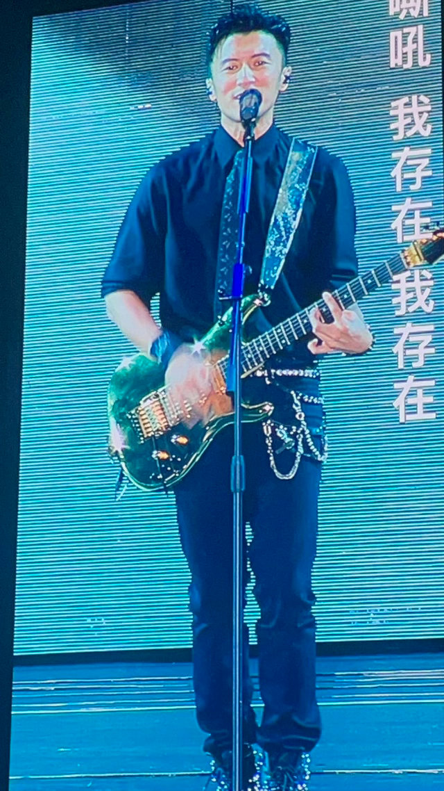 谢霆锋青岛演唱会人气 谢霆锋如期登陆青岛开唱，各地粉丝奔赴到场，满场星光，双向奔