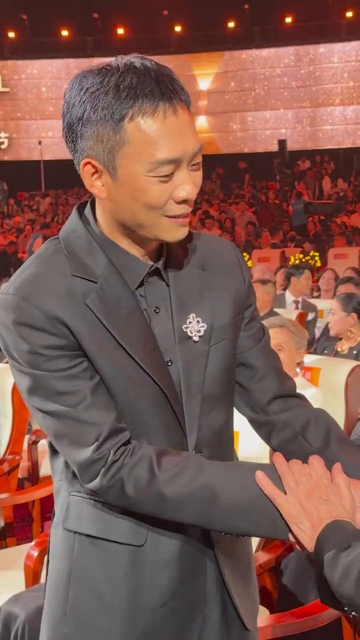 应该的，一会见。现场的各位观众朋友们，大家好。颁奖仪式马上就要开始，麻烦大家及时