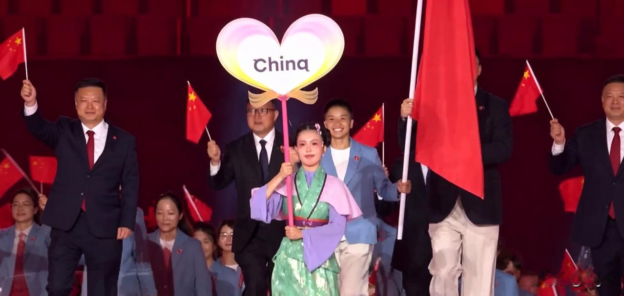 自从2008北京奥运之后，我几乎很少再认真看各类大赛开幕式。那场开幕式的震撼刻在