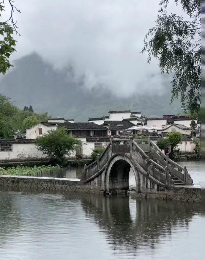 人到中年，慢慢读懂了 ：孩子长大后，和父母、祖父母渐渐疏远，是注定的常态。
小时