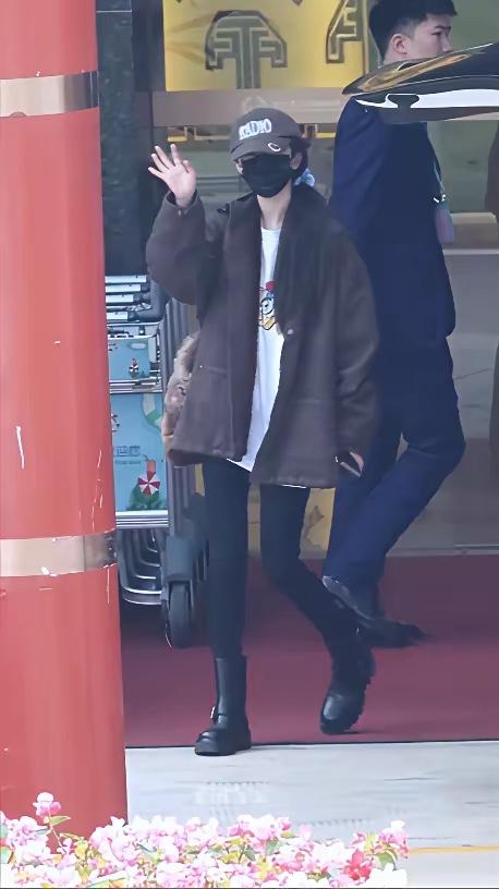 杨幂身材真好，就算戴上口罩也抵挡不住她的气质