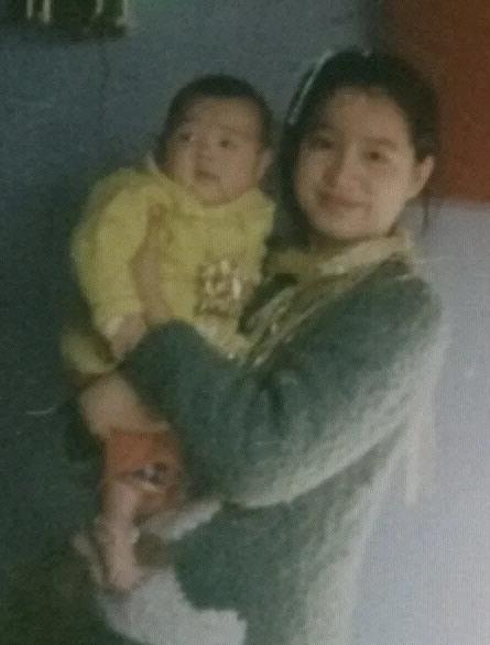 1976年，女知青红梅抱着4岁的儿子回了北京的家。哪料，她母亲破口大骂：“我们的