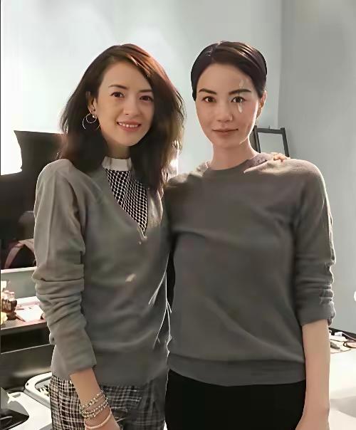 章子怡身边的美女是谁？
她的身材很苗条，她的歌声很优美，很动听，就算是杨钰莹、那