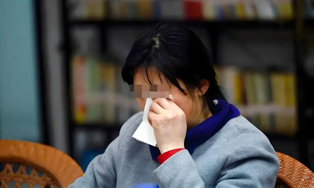 上海，女子父亲去世后，她将母亲接到自己家伺候，几年后母亲也撒手人寰，她为母亲办理