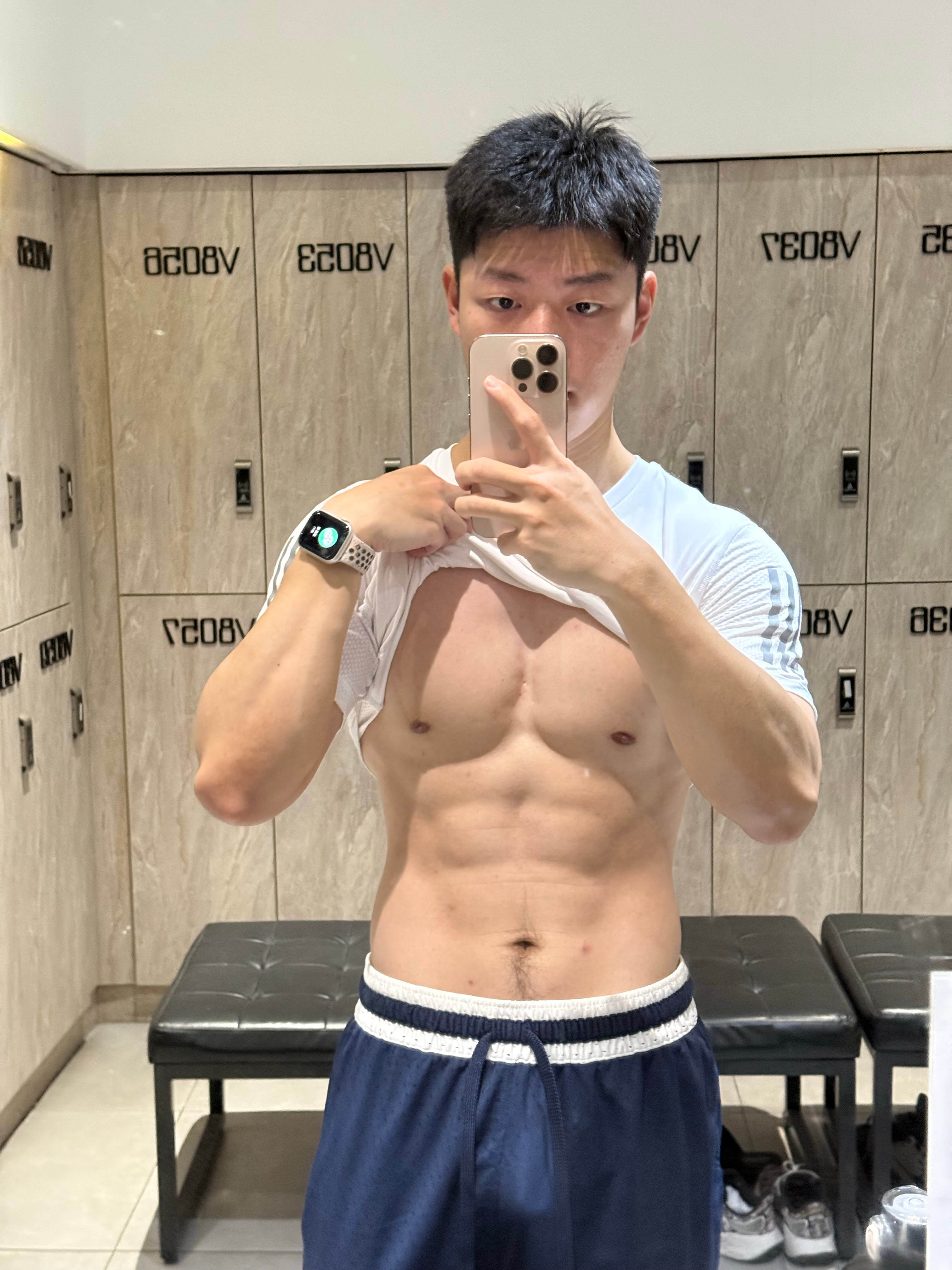 拍照总是会有人莫名其面走过来拿东西打扰我