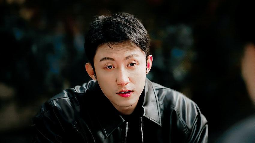 黄景瑜自己追着自己跑黄景瑜在演艺世界里不断突破舒适区，看似在熟悉的题材里打转，实