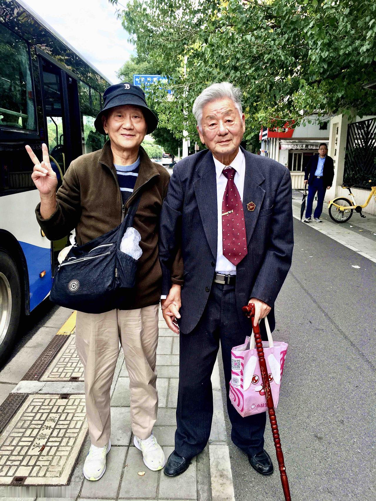 《昨晚我经历了一次生死考验》昨天晚上我经历了一次生死考验。我在房间里吃药，一把药