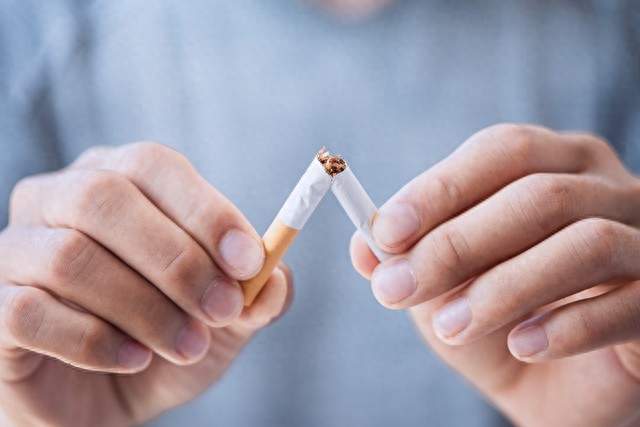 老年人要戒烟吗? 医生提醒:过了70岁以后,戒烟前要注意这9点