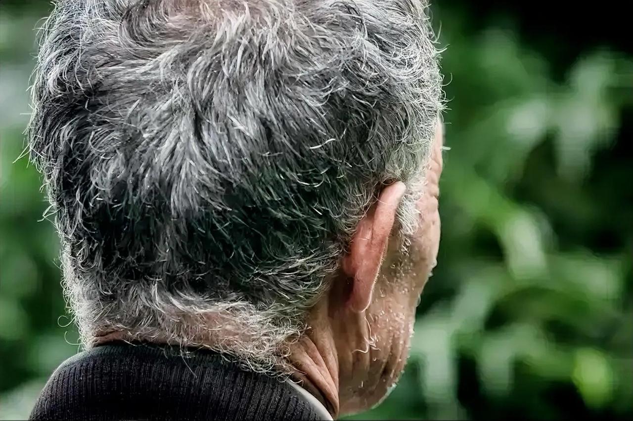 人老了，提前交代清楚这两件事，本质上是为自己守住尊严，为孩子免除混乱。

第一件