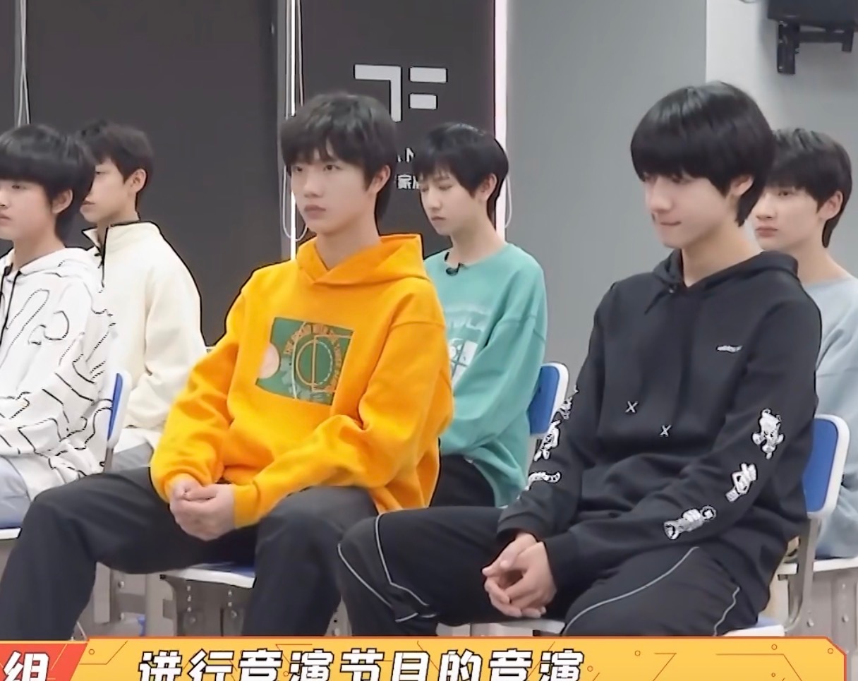 猪儿萌翻了。。。导演说曲目表演要两个人小铲还在正襟危坐听讲这小猪就眼神一个劲瞟铲