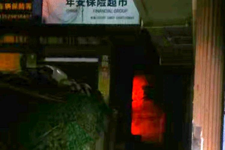 12月3日凌晨3点，云南省曲靖市一修车店突发大火，而房东夫妻在二楼正熟睡，情况相