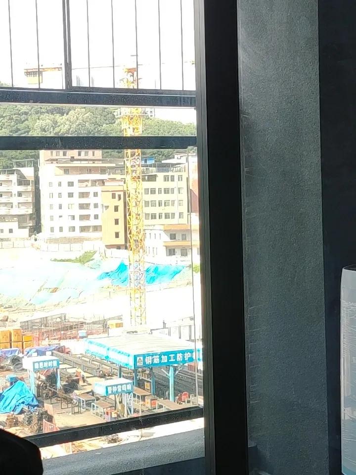 从窗台俯瞰城市，感受钢筋混凝土的律动