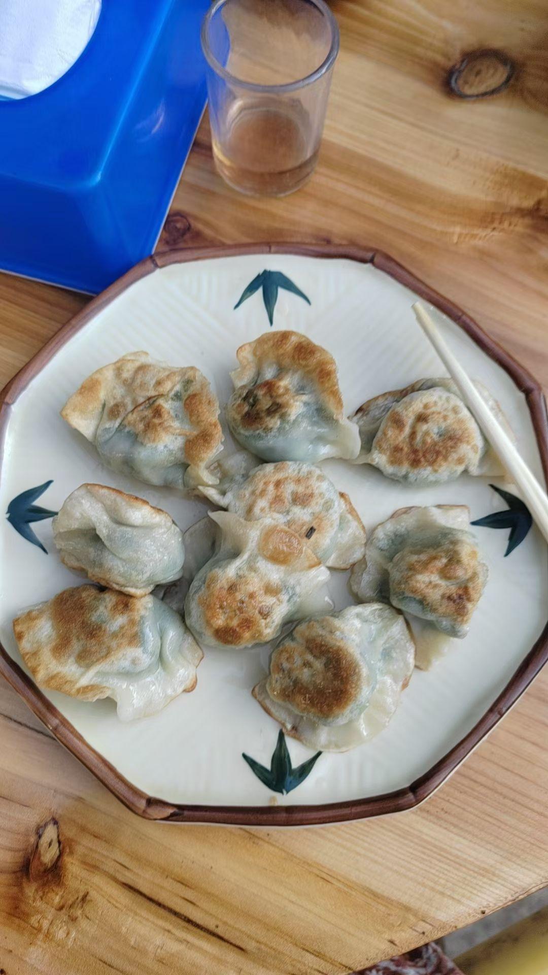 今早出门溜达，寻思着吃点啥，一眼瞅见路边的煎饺小摊，立马走不动道了！
 
老板动