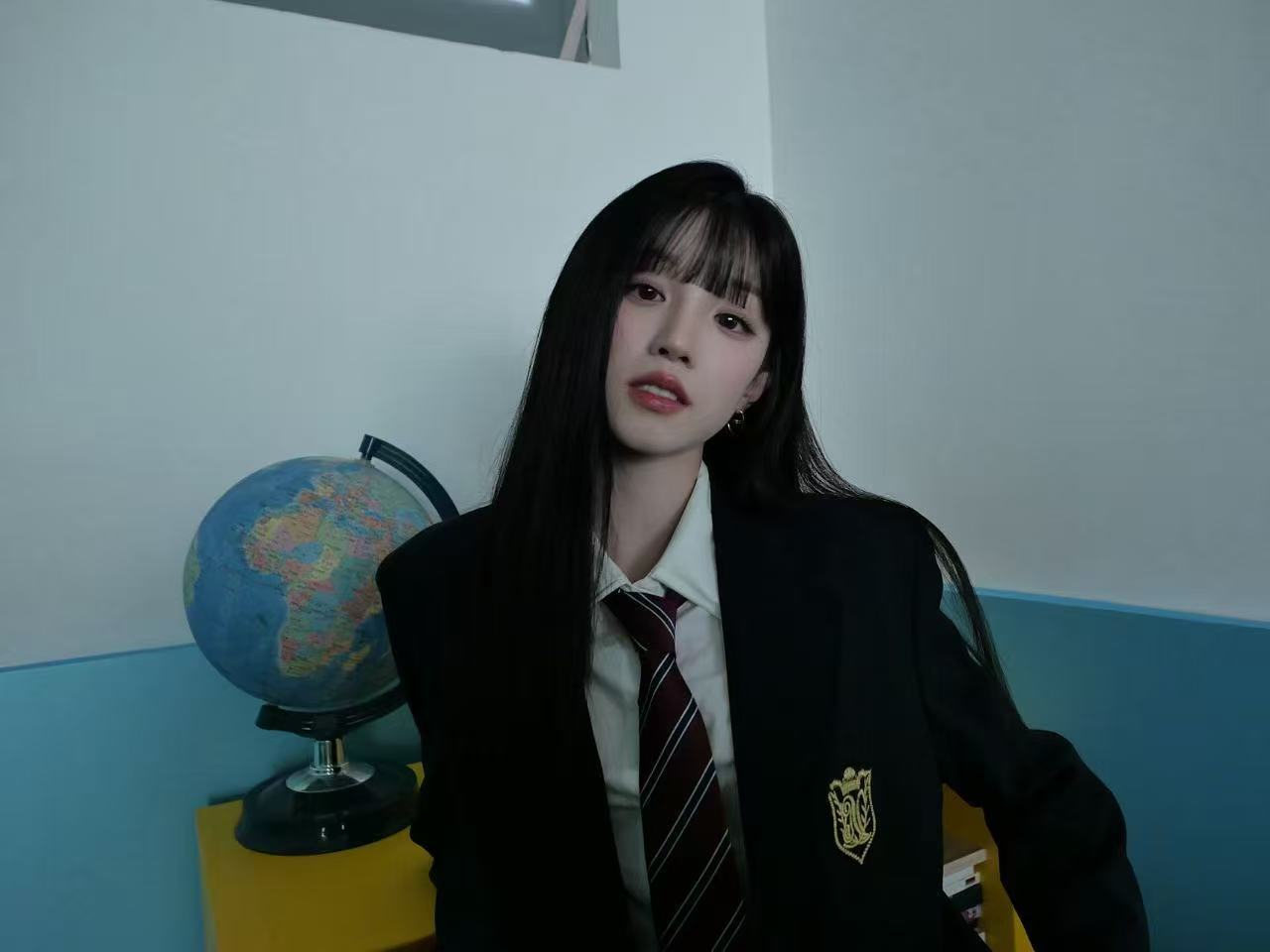 宋雨琦放学学姐既视感光影落在课桌与书本之间，漂亮学姐安静伫立，温柔又疏离的氛围感