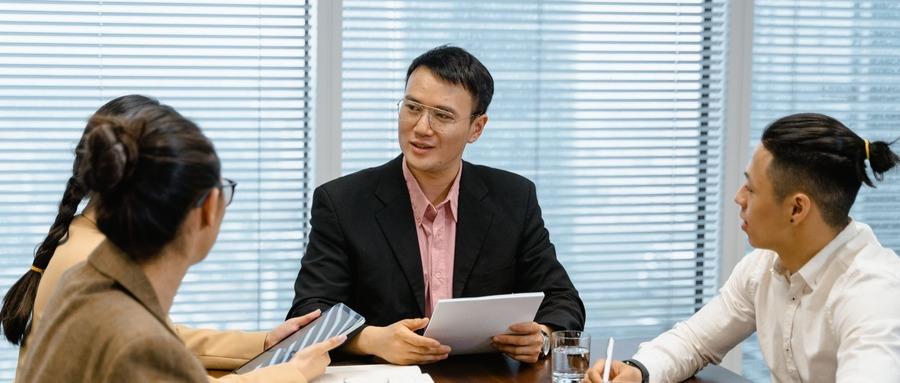 改掉职场弱者气息，三个动作就够了
很多人转发过一份「工作中不要散发弱者气息」的清