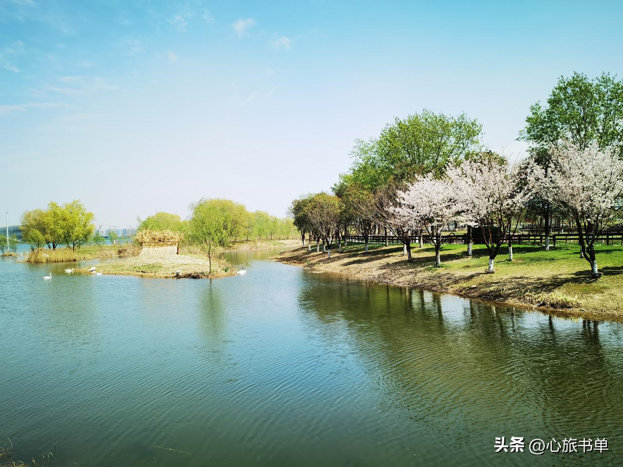 一个人一生要有两个追求：一个是有钱，一个是值钱。有钱的人不一定值钱，但值钱的人早