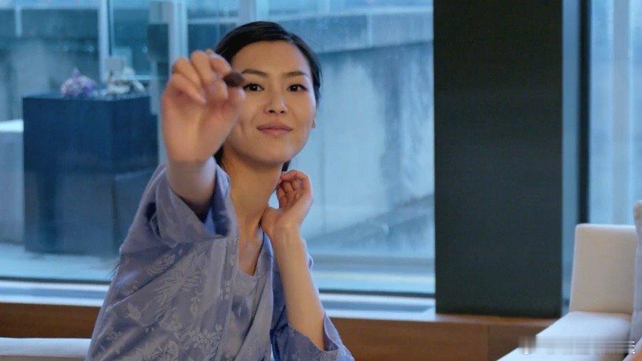 华为星钻手镯表品牌大使刘雯 优雅赴约，格调共生。刘雯正式携手华为，成为星钻手镯表