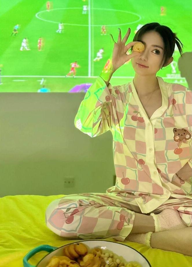 在挡我看比赛头给你打歪！正看上海海港被虐的起劲儿！ ​​​