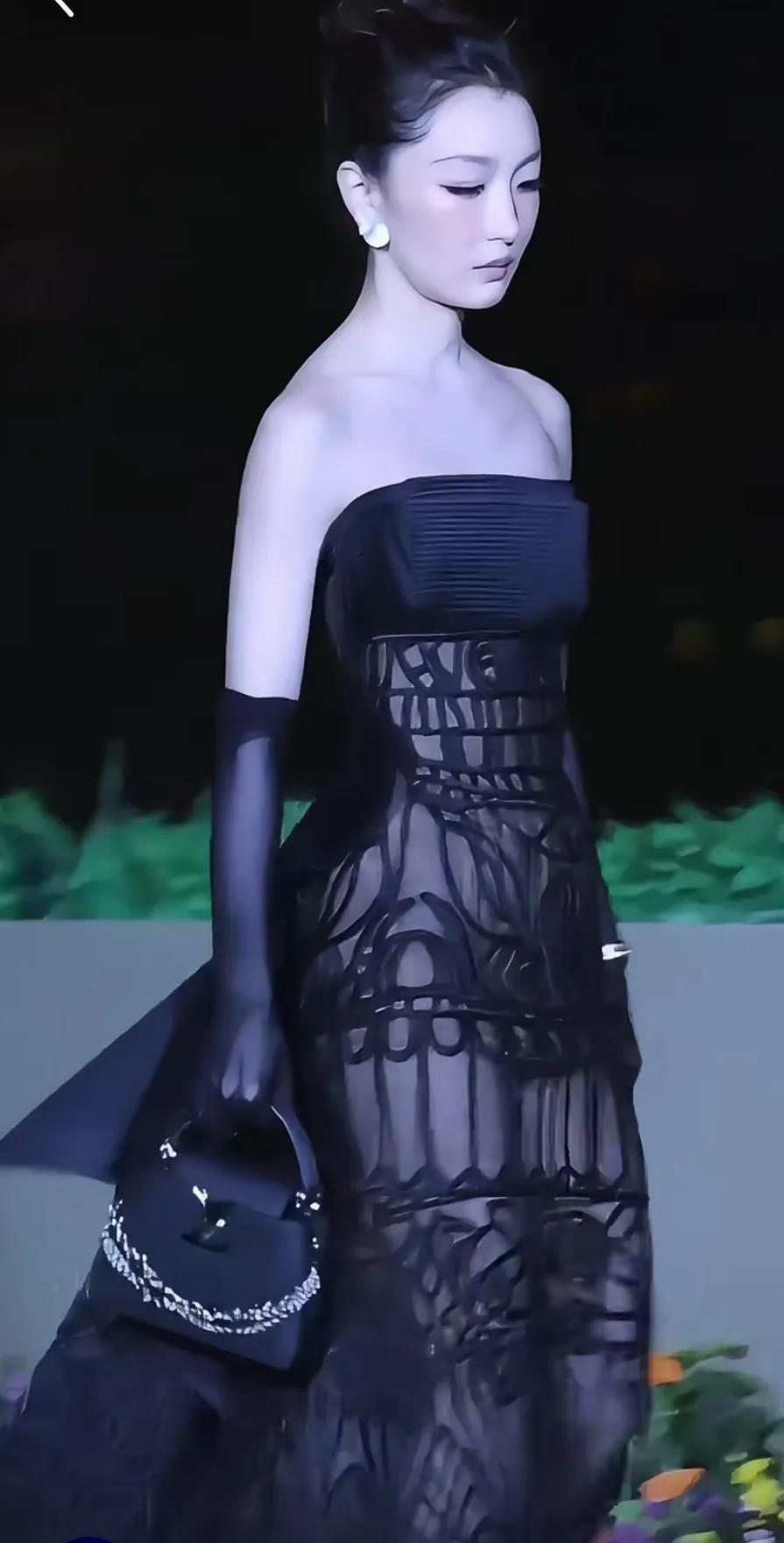 周冬雨真是越来越敢穿了，这样真的好看吗？越来越看不懂周冬雨了，本来拥有一张纯真脸