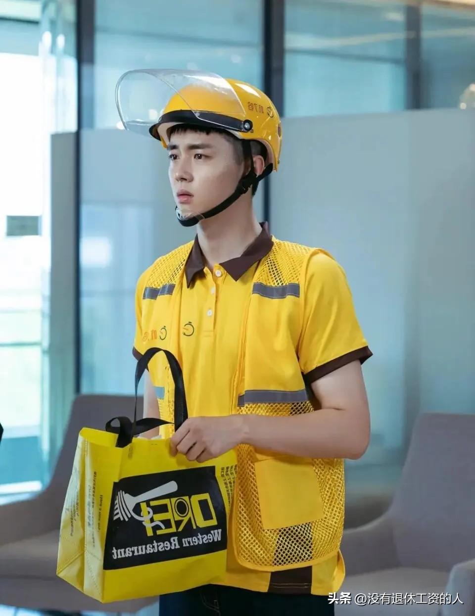 昨天给我送餐的小伙子，看上去不到20岁，人很秀气精神，多聊了几句。

我问：你这