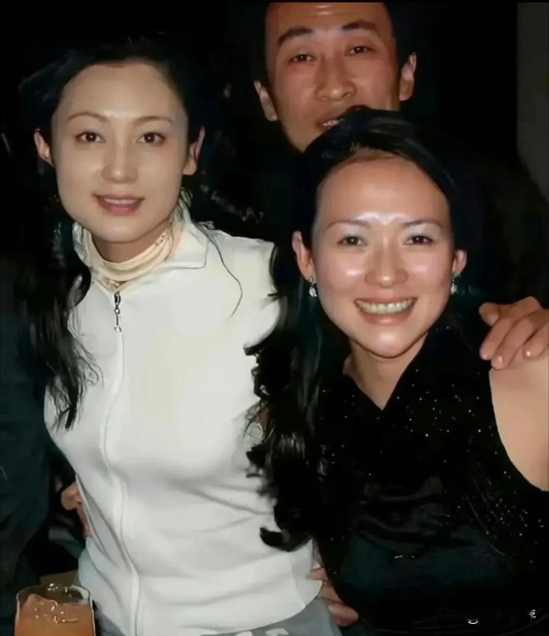 一张挺有年代感的老照片，年轻时候的章子怡和陈红的合照。陈红穿着件白色拉链运动上衣