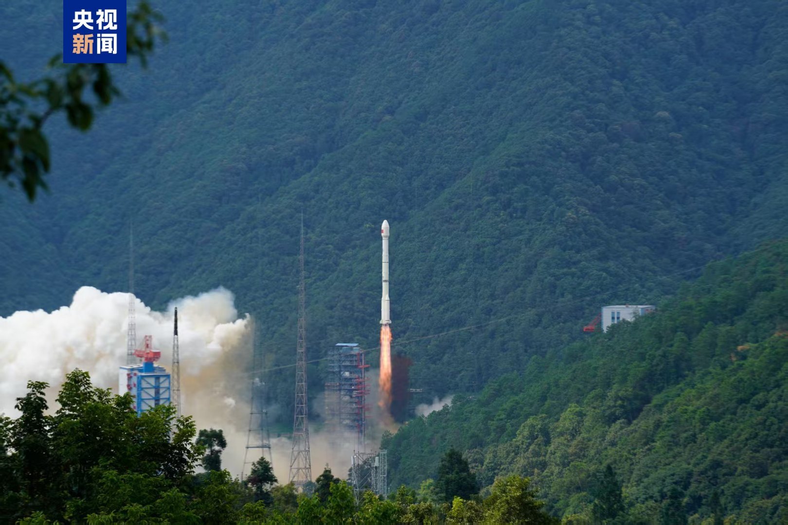 【我国今年第50次发射】北京时间今天10时34分，我国在西昌卫星发射中心使用长征