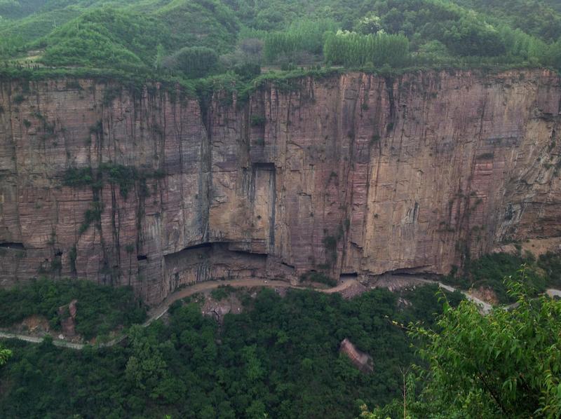 12月18日河南，男子开车自驾打卡万仙山郭亮村，不让车进景区，村民称给钱可以带进