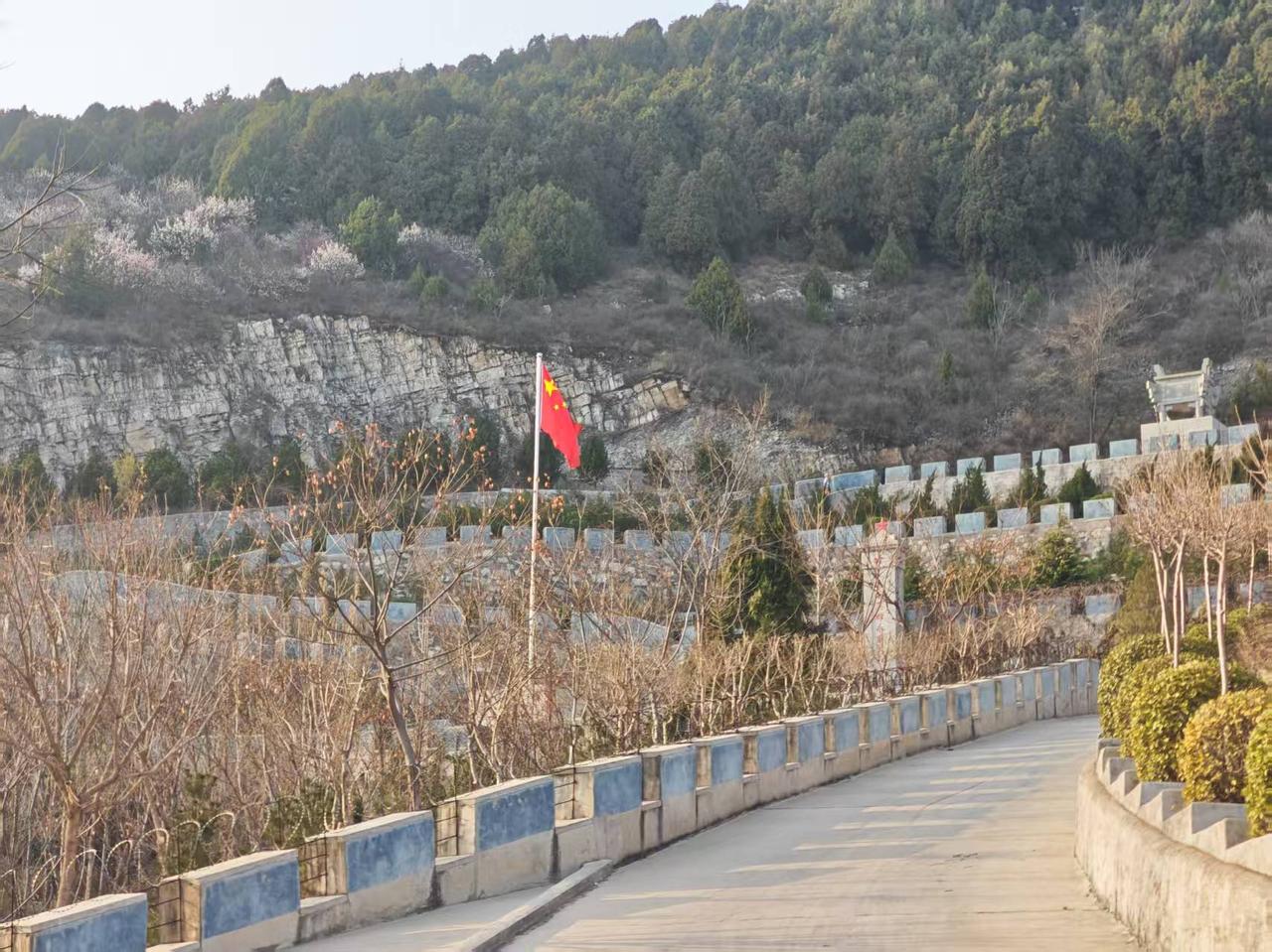 这就是我们附近的燕龙寺，伟大的建筑，雄伟而壮观，不少的游人来这里游玩！