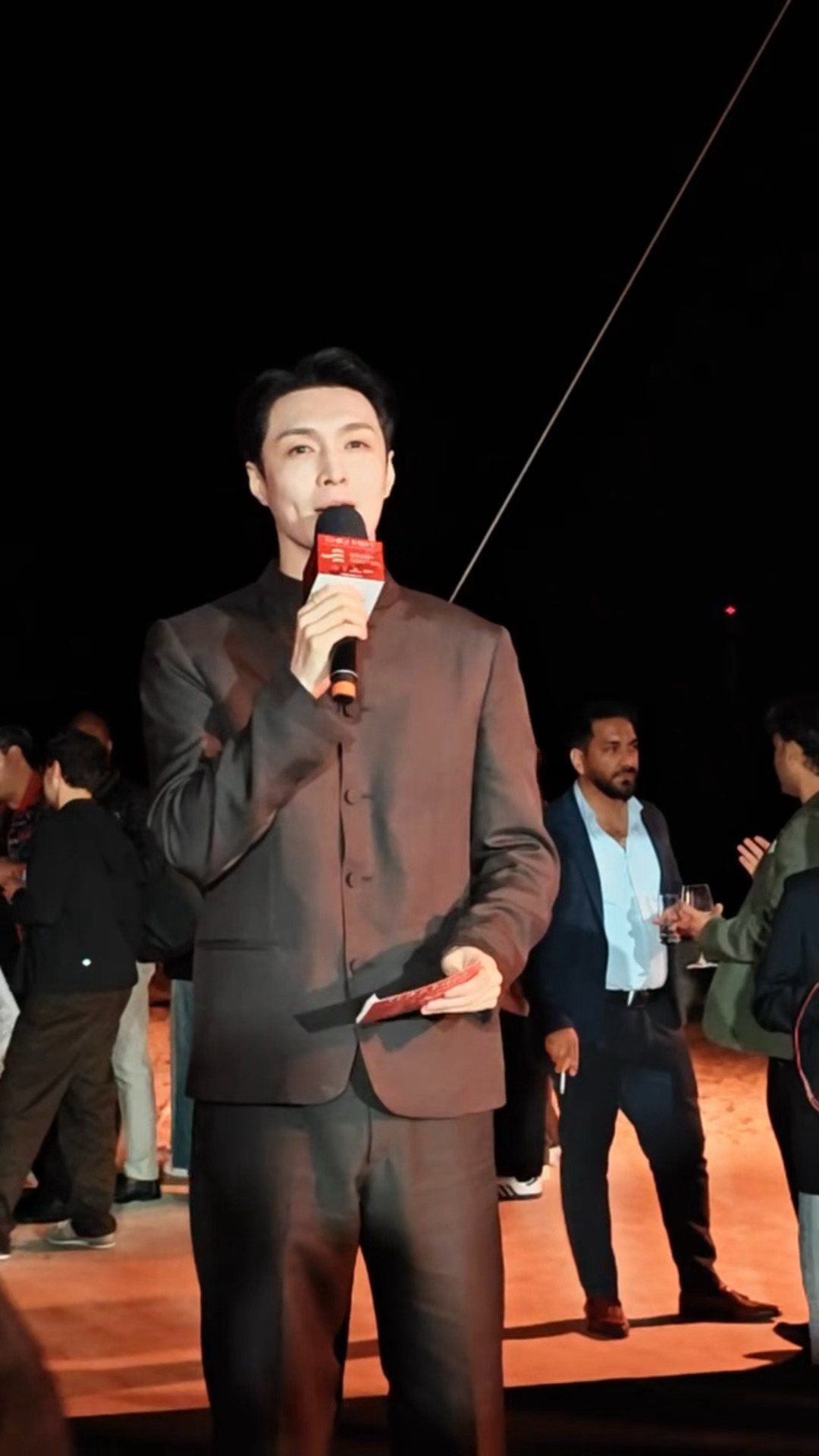 台上大方致辞vs台下i人社交……张艺兴：今天回去就学法语🥹🥹张艺兴戛纳台上台