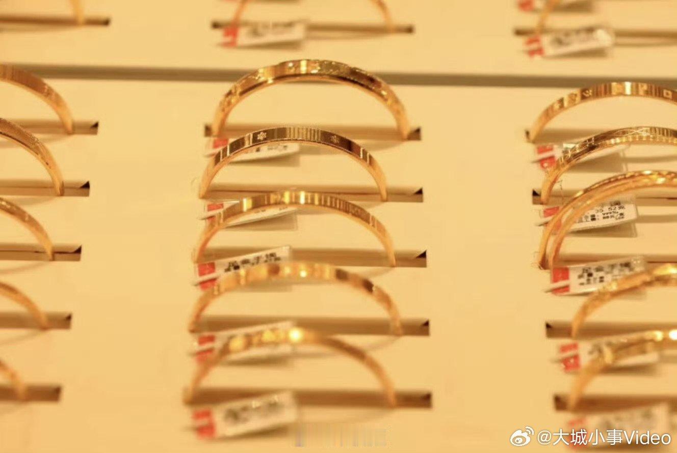 【专家提醒金饰租赁暗藏风险】金饰租赁 部分黄金珠宝品牌上调境内足金饰品价格，当前