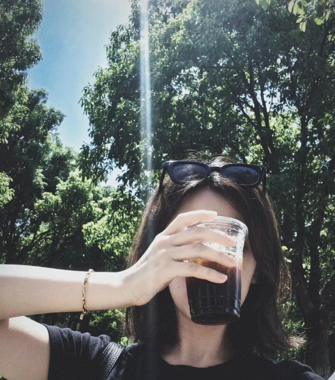 女人上了年纪面相真的会变，尤其是那种脸慢慢圆润、身形厚实的，往往不是发福那么简单