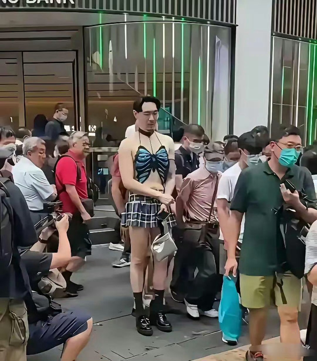 穿成这样，他家里人知道吗？ 