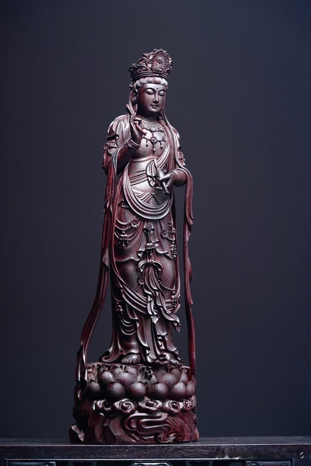 有些观音像，一眼看过去就觉得“静”。

不是刻意庄严，也不是一味炫工，而是气息很