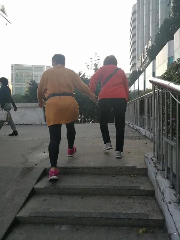 每天坚持走步锻炼好处多多。我有个朋友，以前身体虚弱，还总焦虑。后来他每天坚持走半