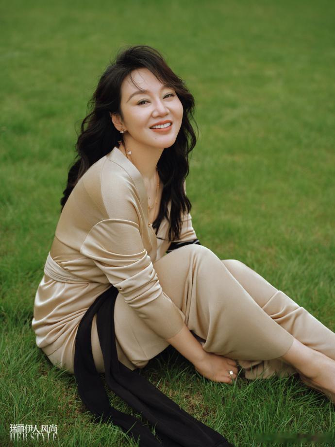 看到了闫妮身上的自由感闫妮田野大片好自由好明媚闫妮田野大片