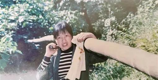 1984年，一战士壮烈牺牲，23岁的新婚妻子却拒绝改嫁。35年后，妻子带着儿子来